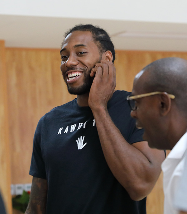 在他触球时 在他触球时